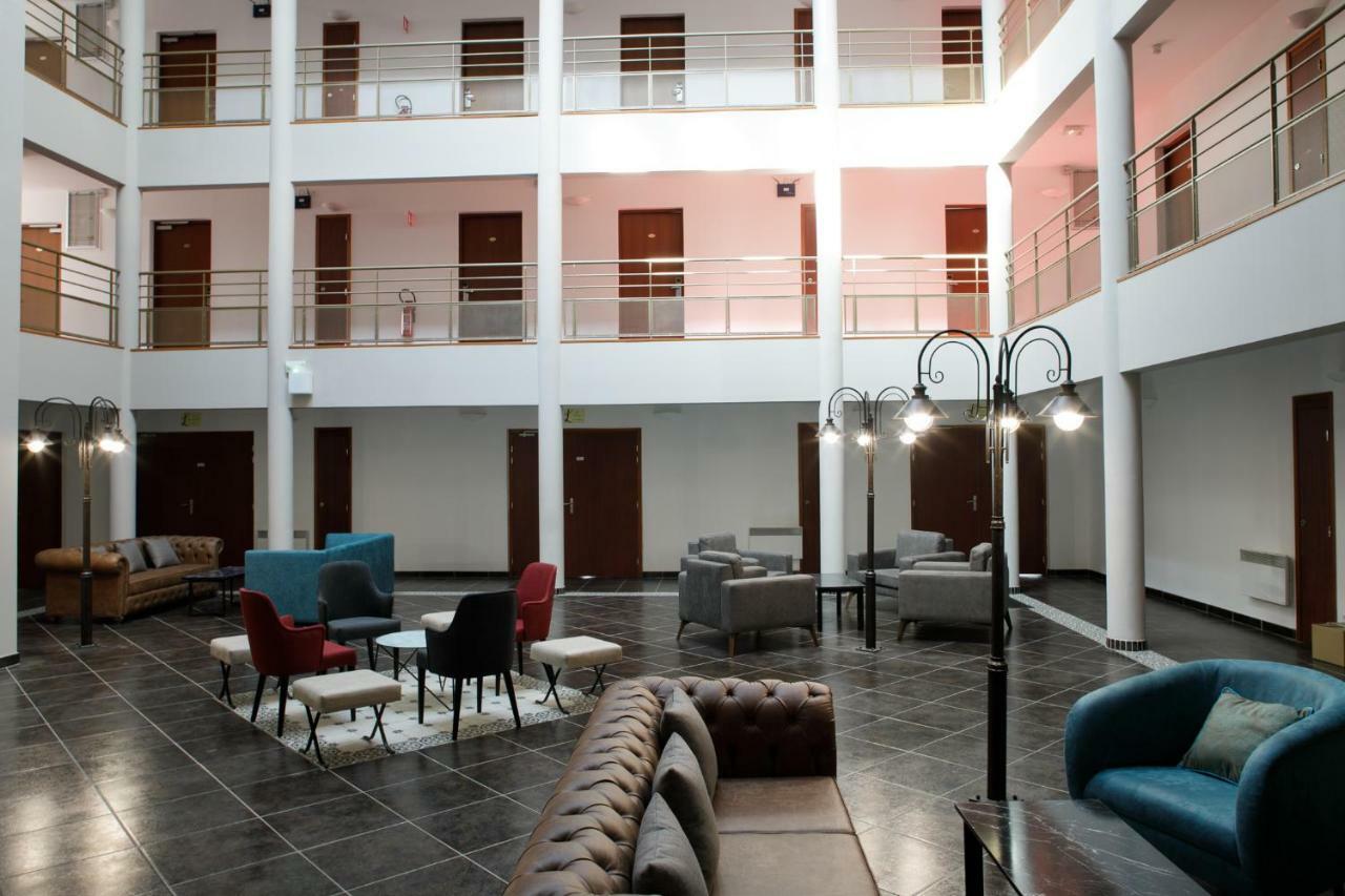 L'Epi Hotel Épernon Екстериор снимка